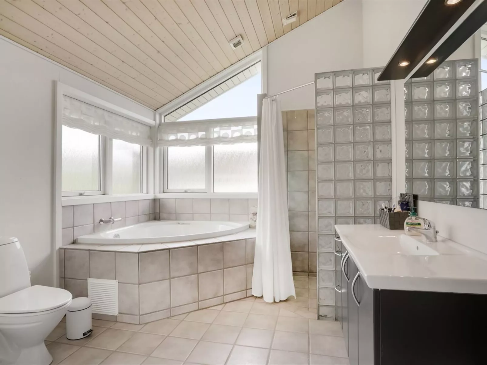 "Finn" - 100m from the sea-Binnen