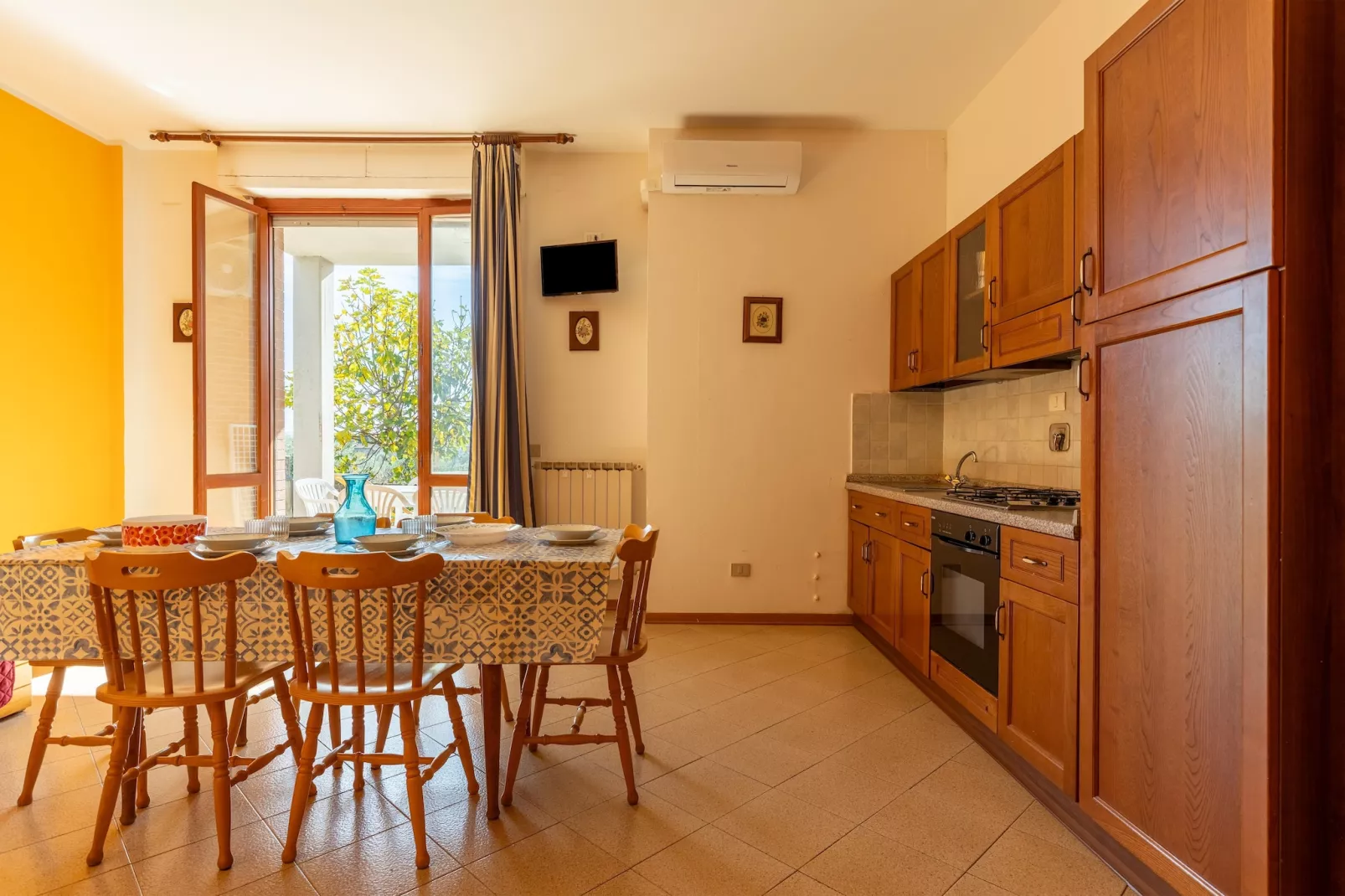 Casa Tommaso - Quadri P T - 8 pax-Eetkamer