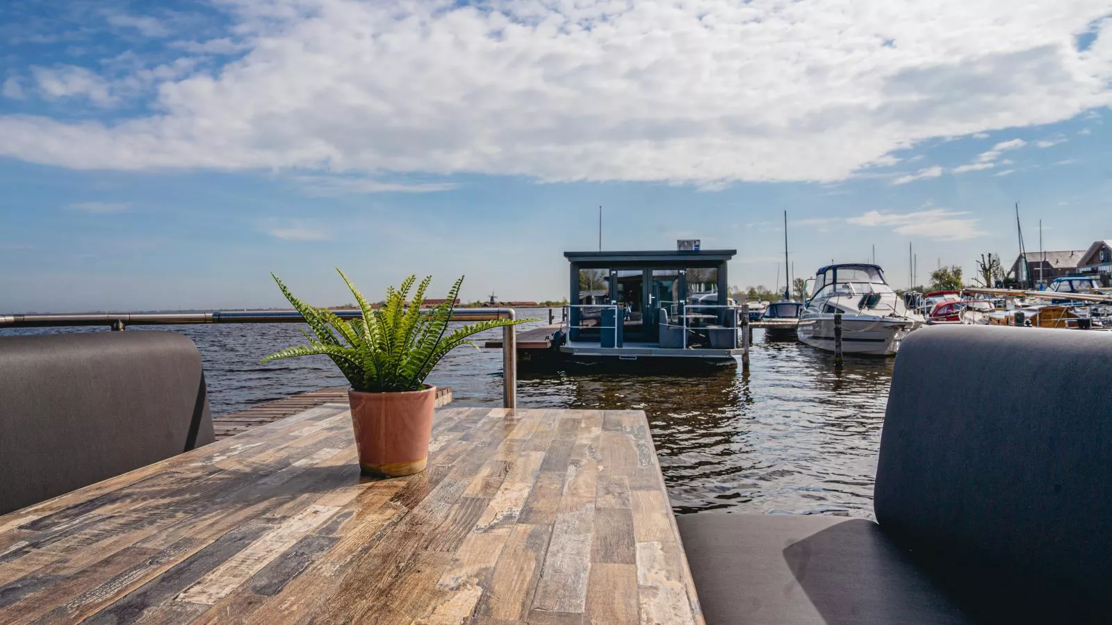 Tiny houseboat Uitgeest I-Uitzicht zomer