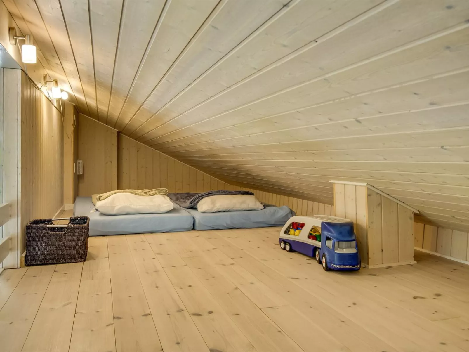 "Anemone" - 700m from the sea-Binnen