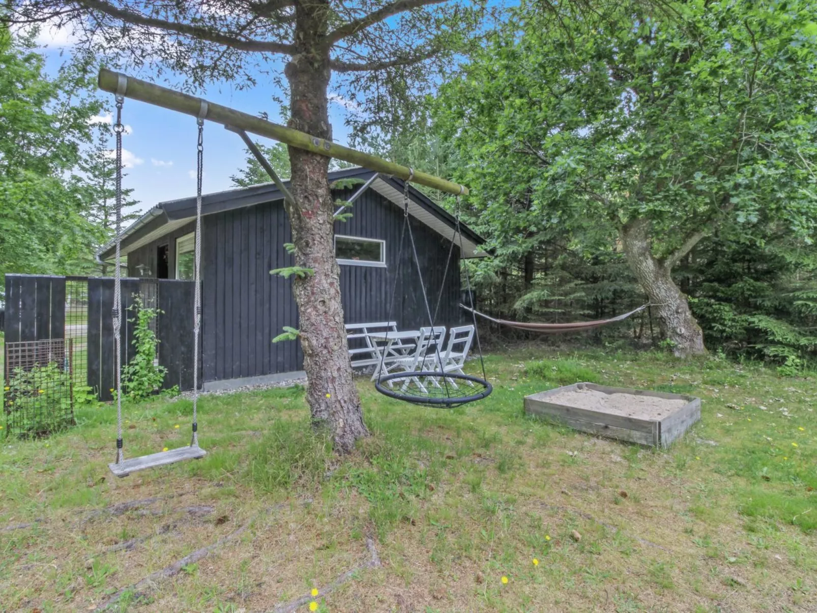 "Chrissie" - 150m from the sea-Buiten