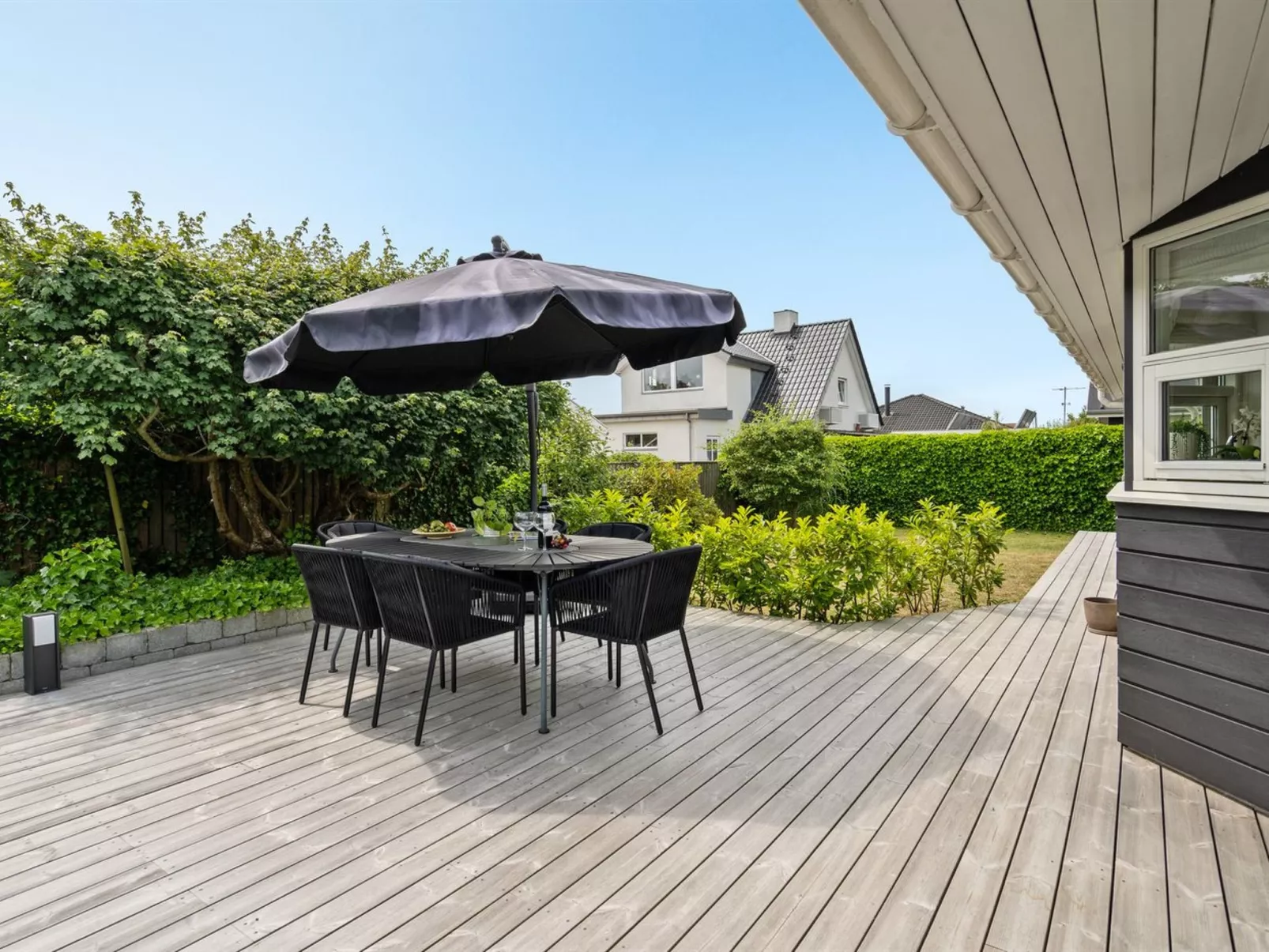 "Sjarlotte" - 100m from the sea-Buiten