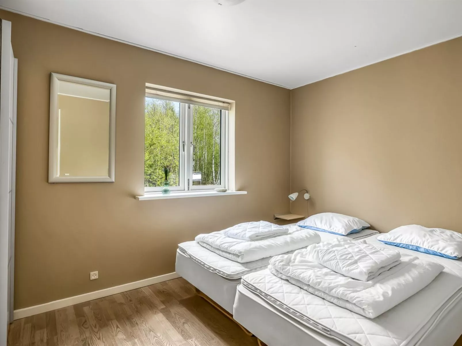 "Ellie" - 300m from the sea-Binnen