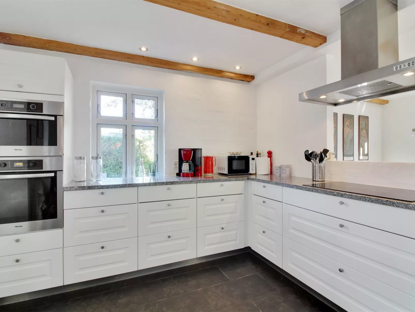 "Iara" - 6km from the sea-Binnen