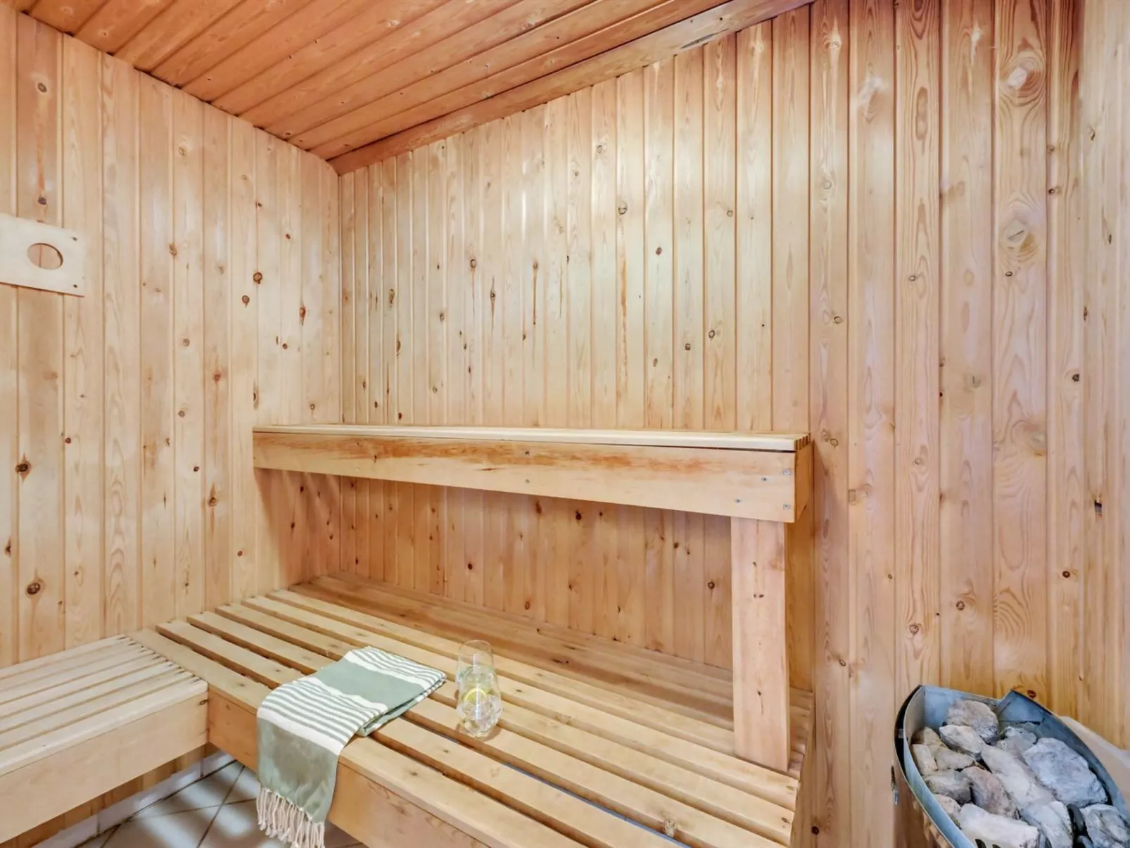 "Hinrich" - 300m from the sea-Binnen