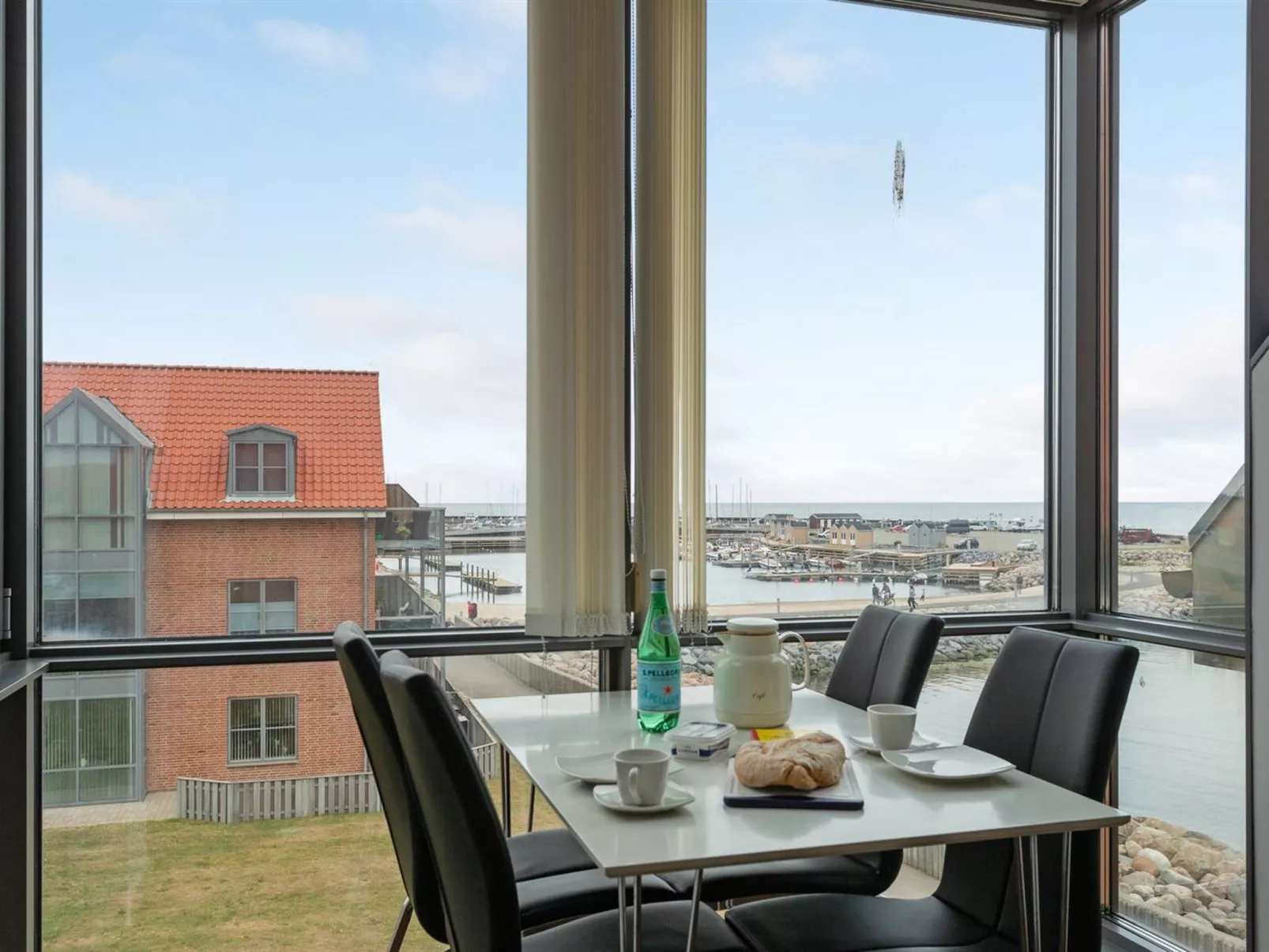 "Femme" - 15m from the sea-Binnen