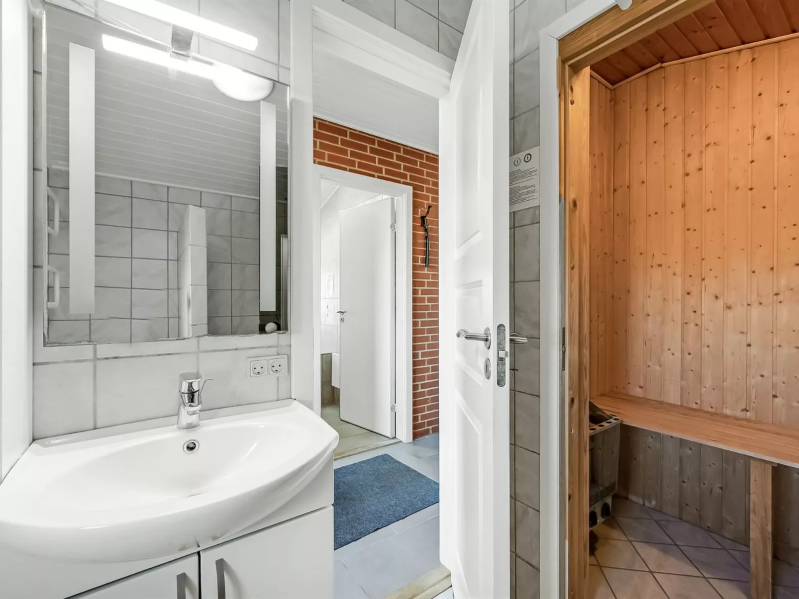 "Fia" -  from the sea-Binnen