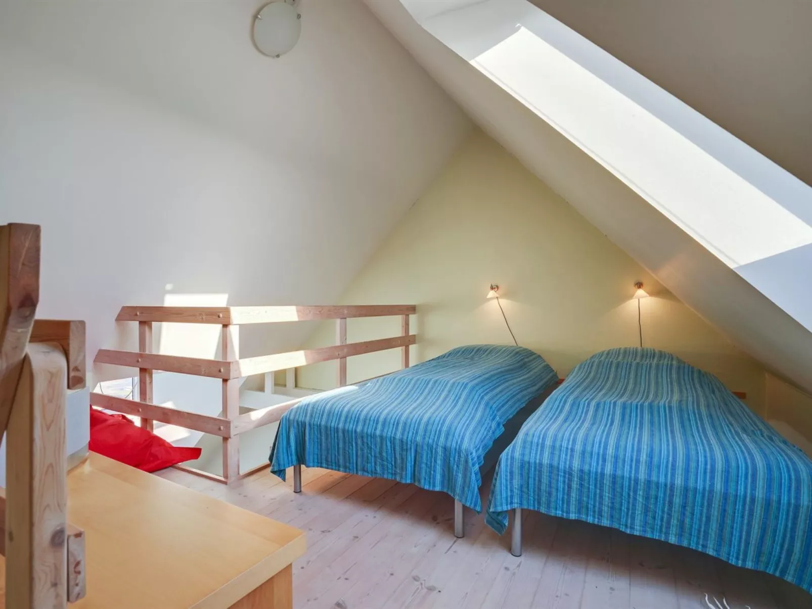 "Line" - 10m from the sea-Binnen