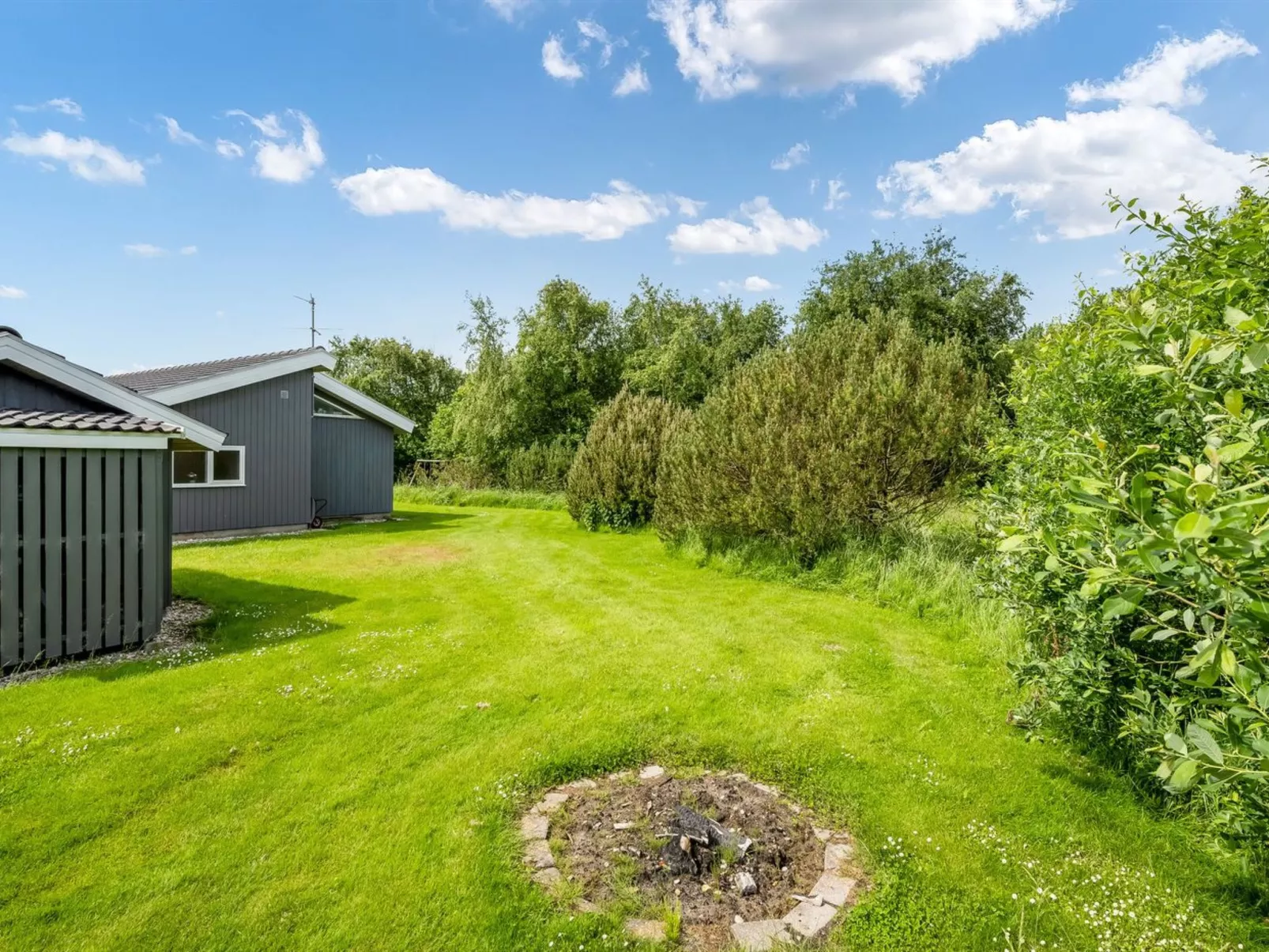 "Karlsefni" - 600m to the fjord-Buiten