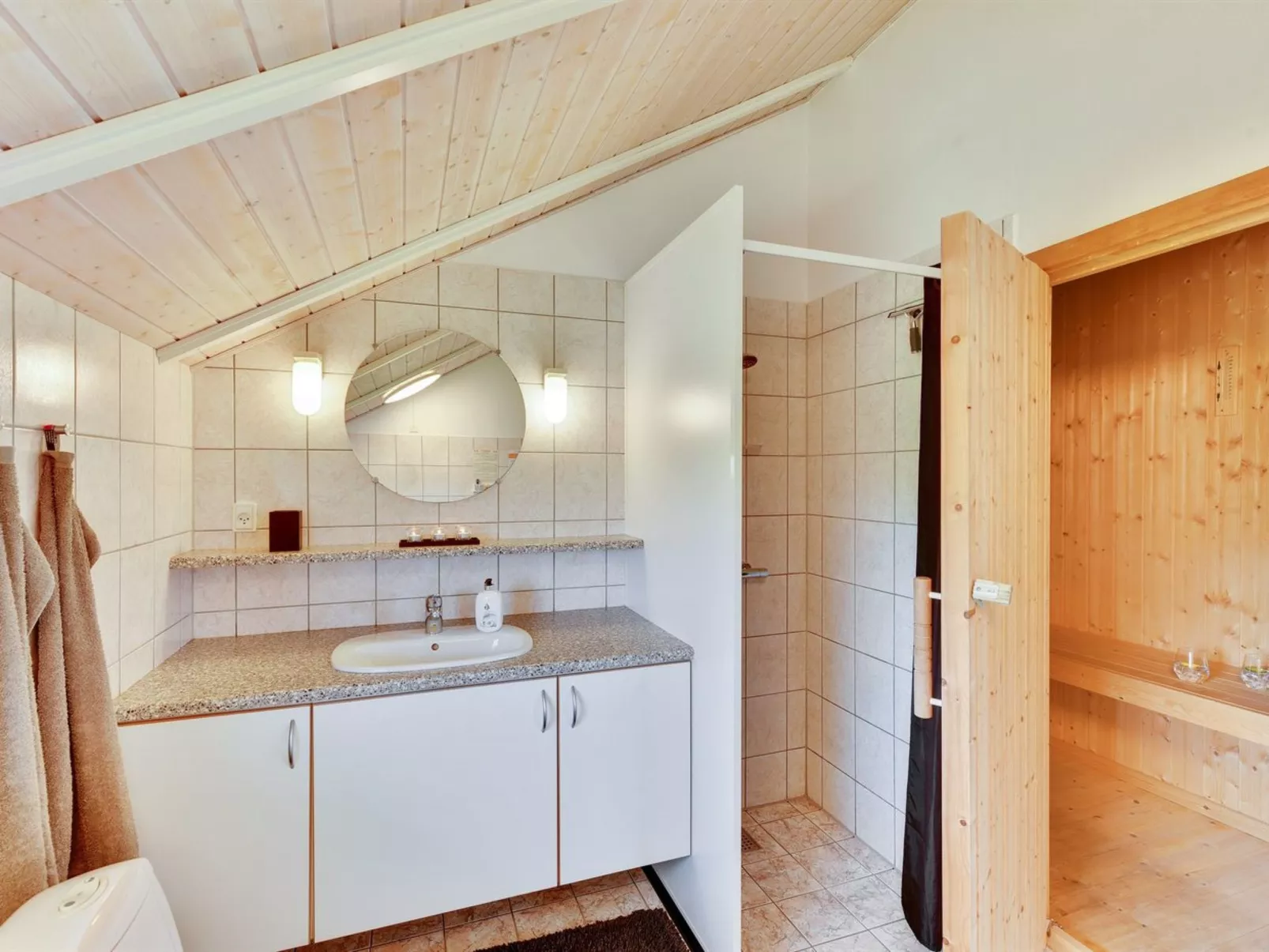 "Valea" - 300m to the fjord-Binnen