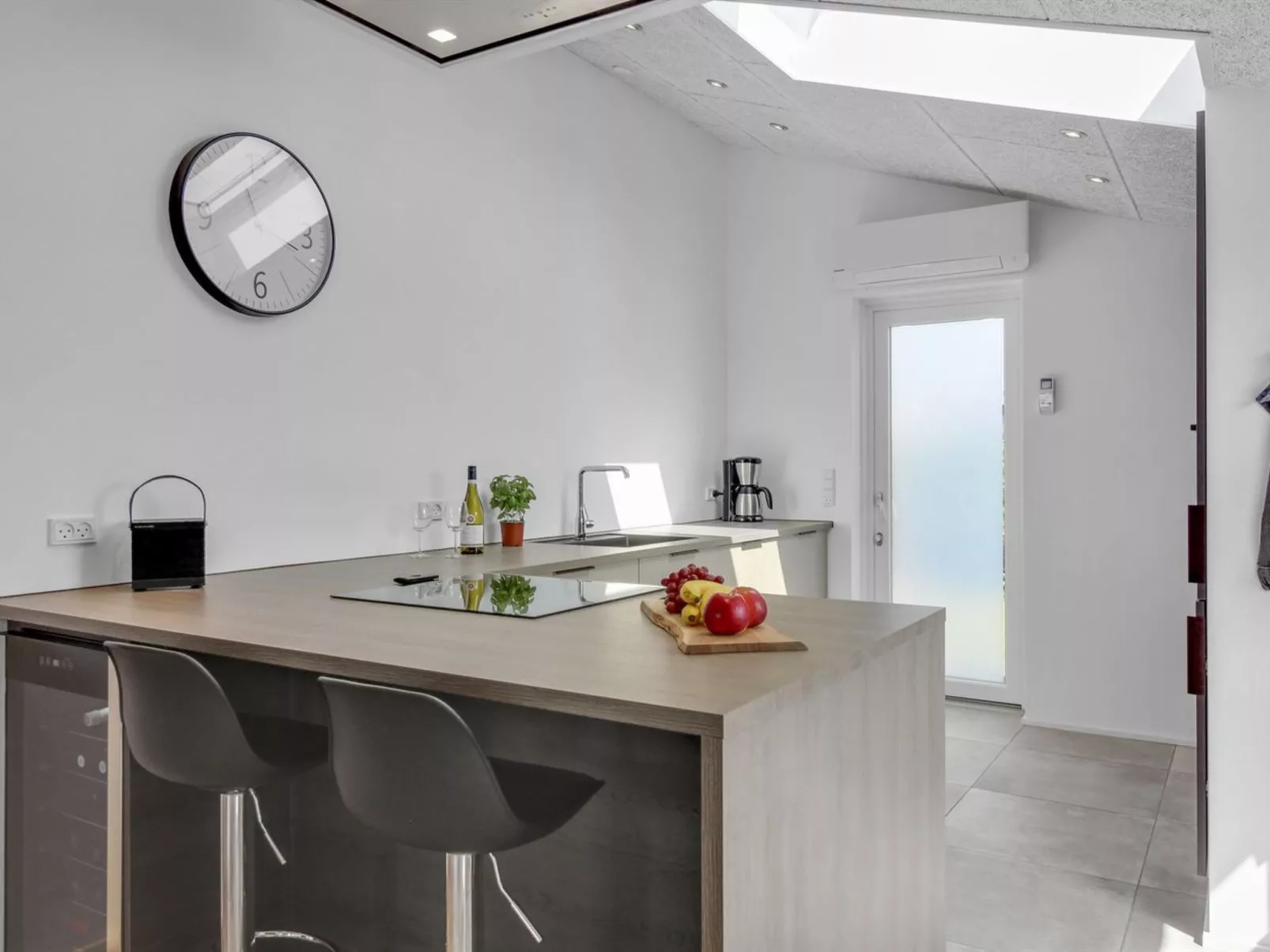 "Hroswitha" - 100m from the sea-Binnen