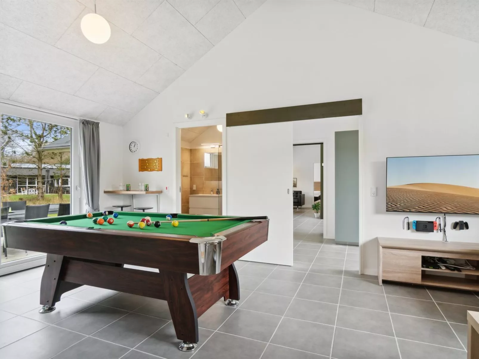 "Human" - 10.5km from the sea-Binnen