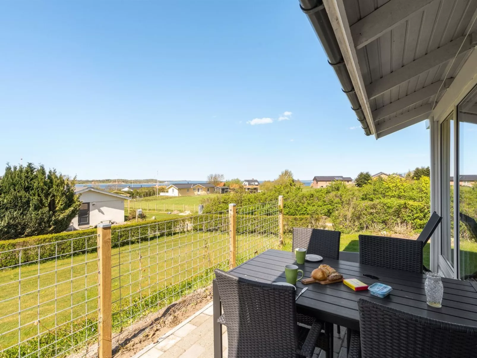 "Vasilij" - 300m to the fjord-Buiten