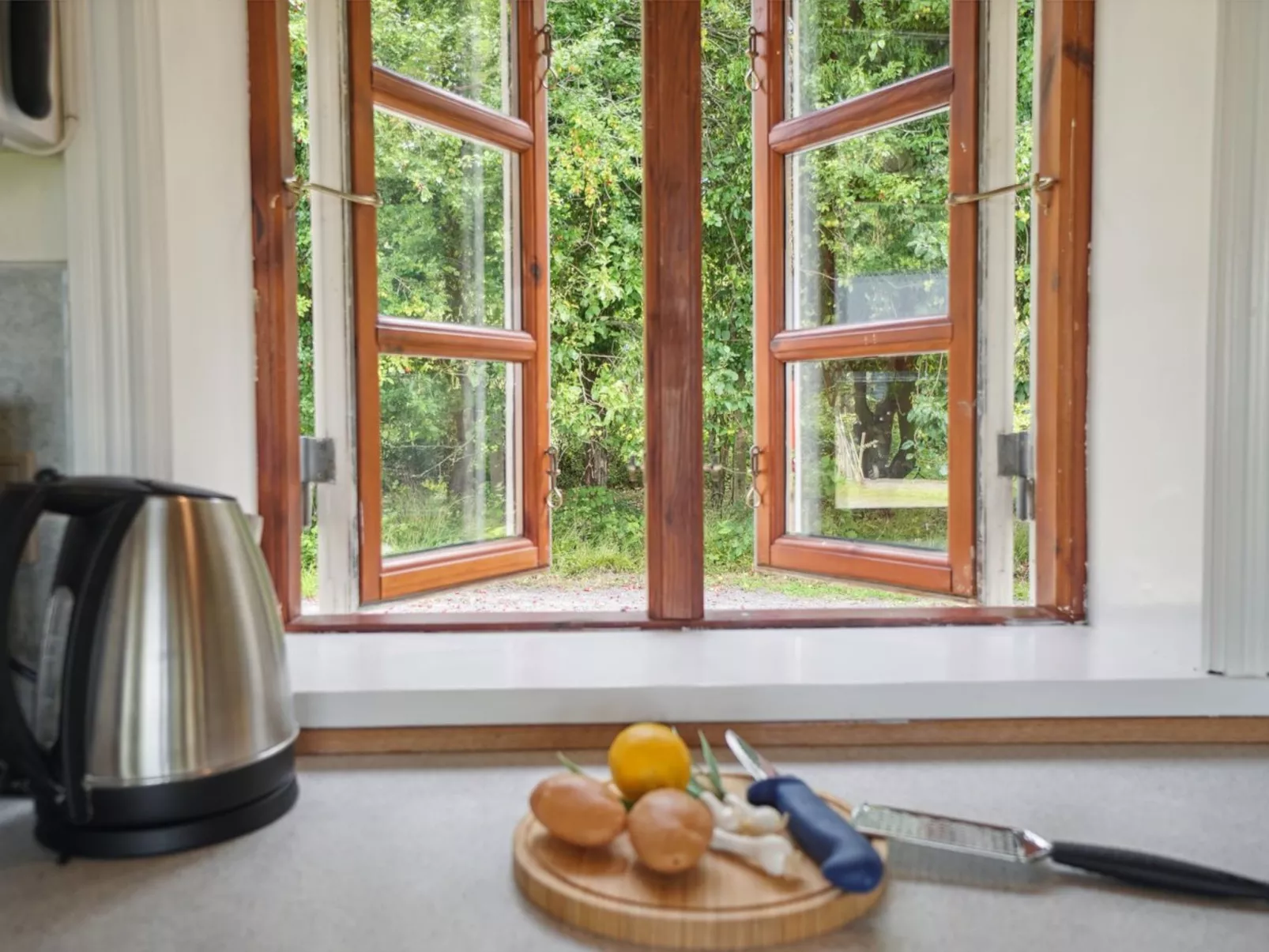 "Thana" - 8km from the sea-Binnen