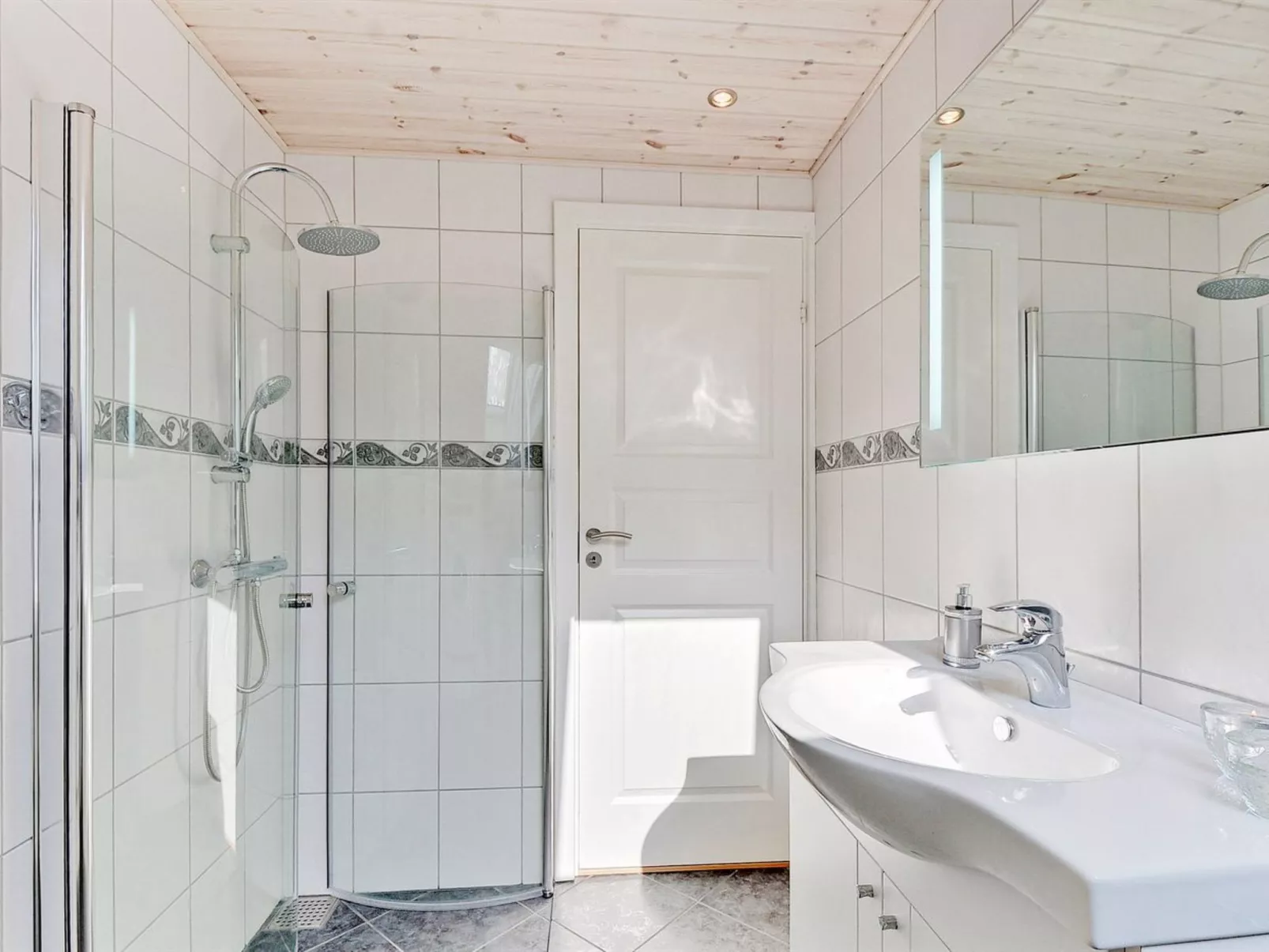 "Saila" - 500m to the fjord-Binnen