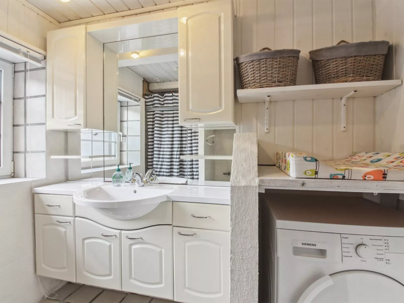 "Law" - 400m from the sea-Binnen