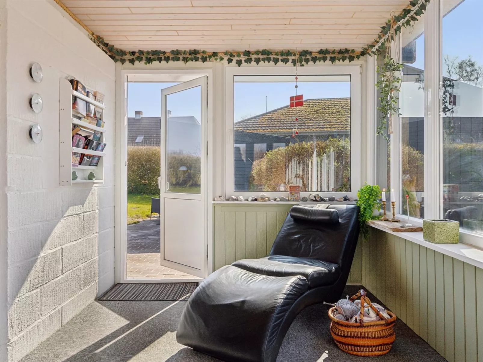 "Vemund" - 500m from the sea-Binnen