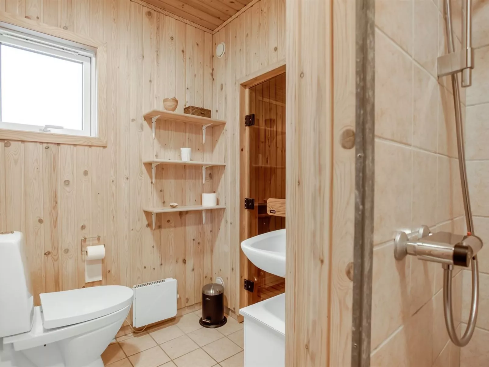 "Cate" - 900m from the sea-Binnen