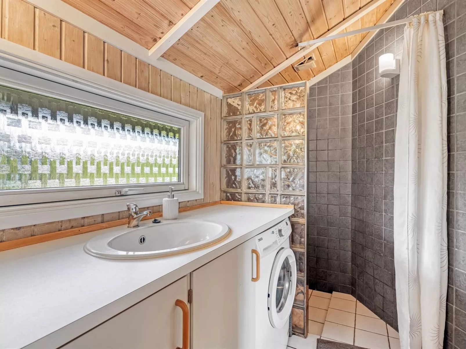 "Emili" - 300m from the sea-Binnen