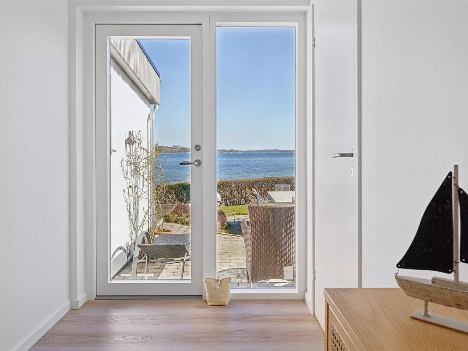 "Solbritt" - 30m from the sea-Binnen