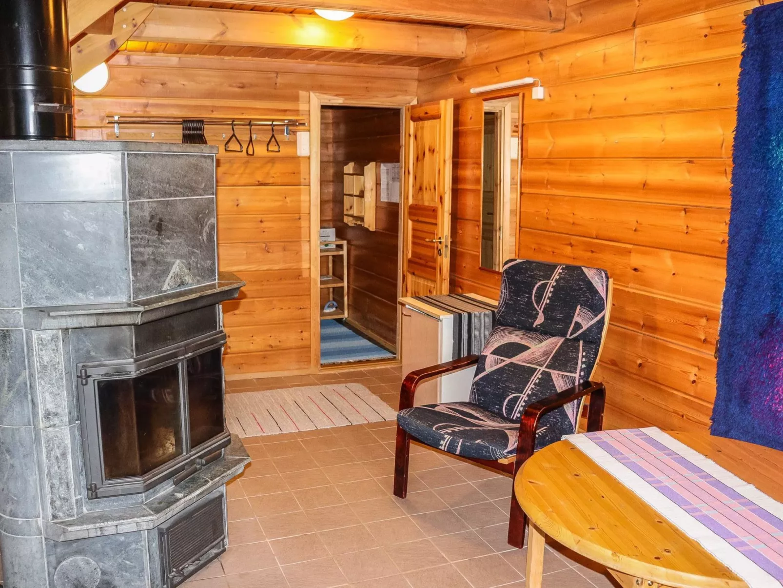 Hallanhelmi a paritalo-Binnen