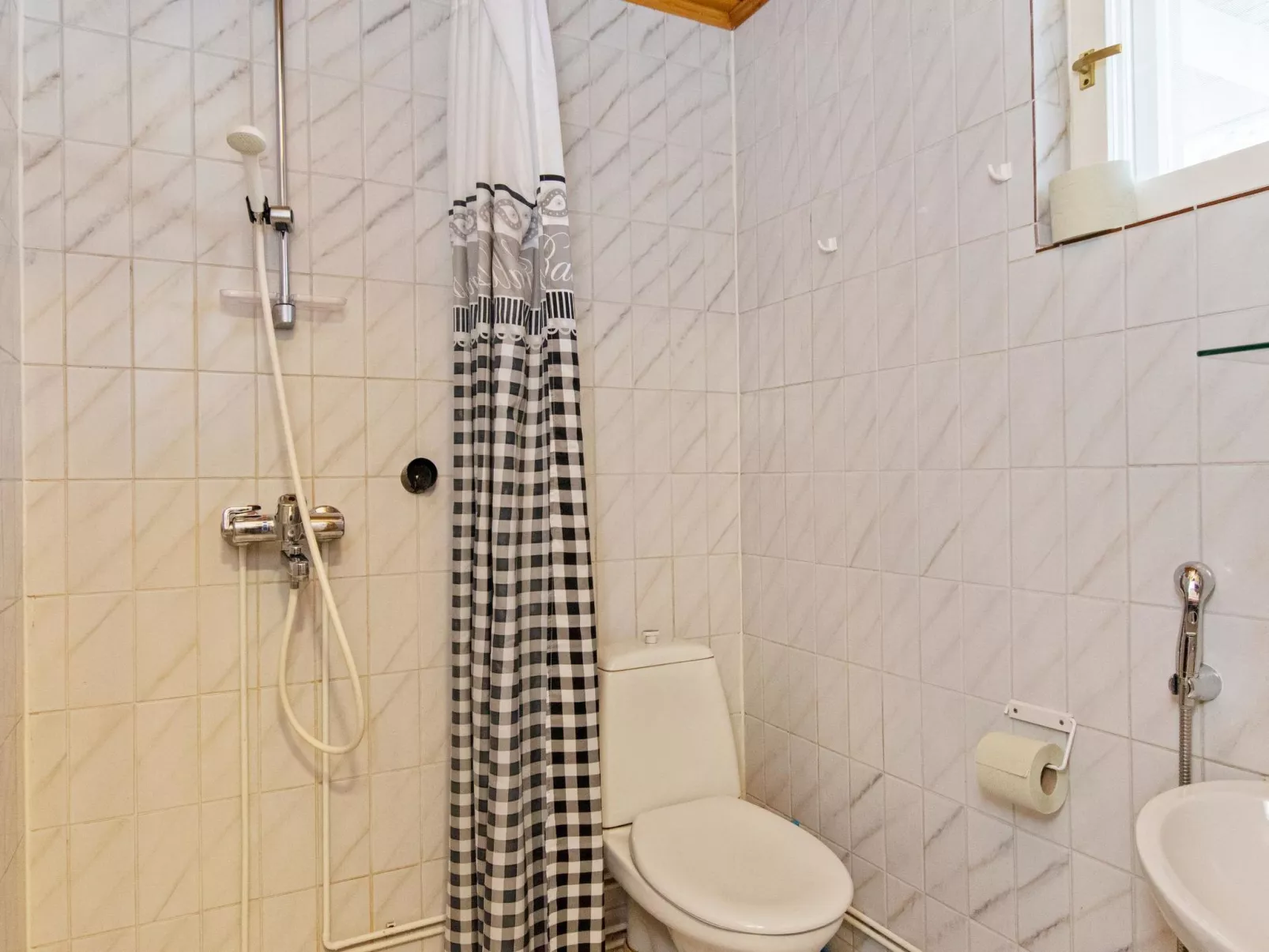 Hallantytär a2 paritalo-Binnen