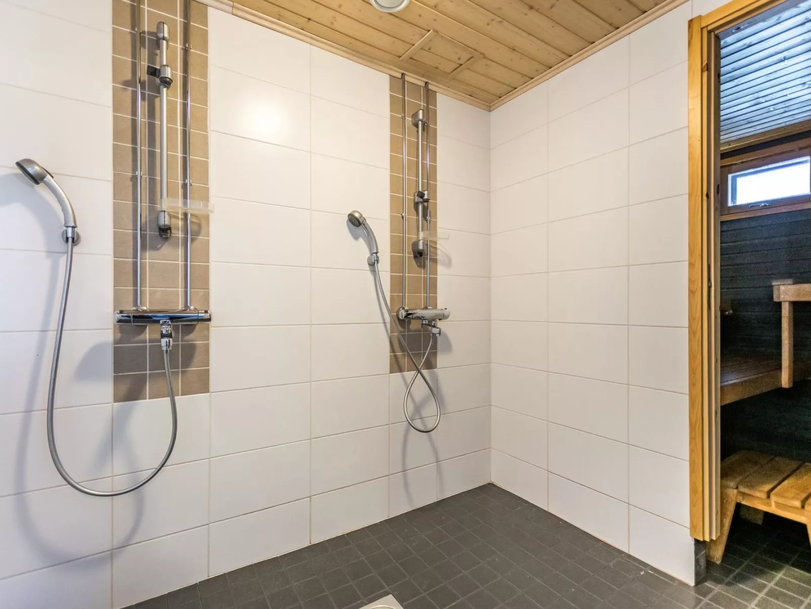 Hallan karhu c, paritalo-Binnen