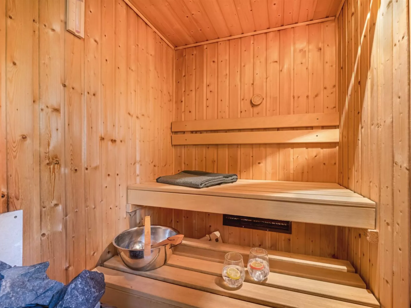 "Mina" - 600m to the fjord-Binnen