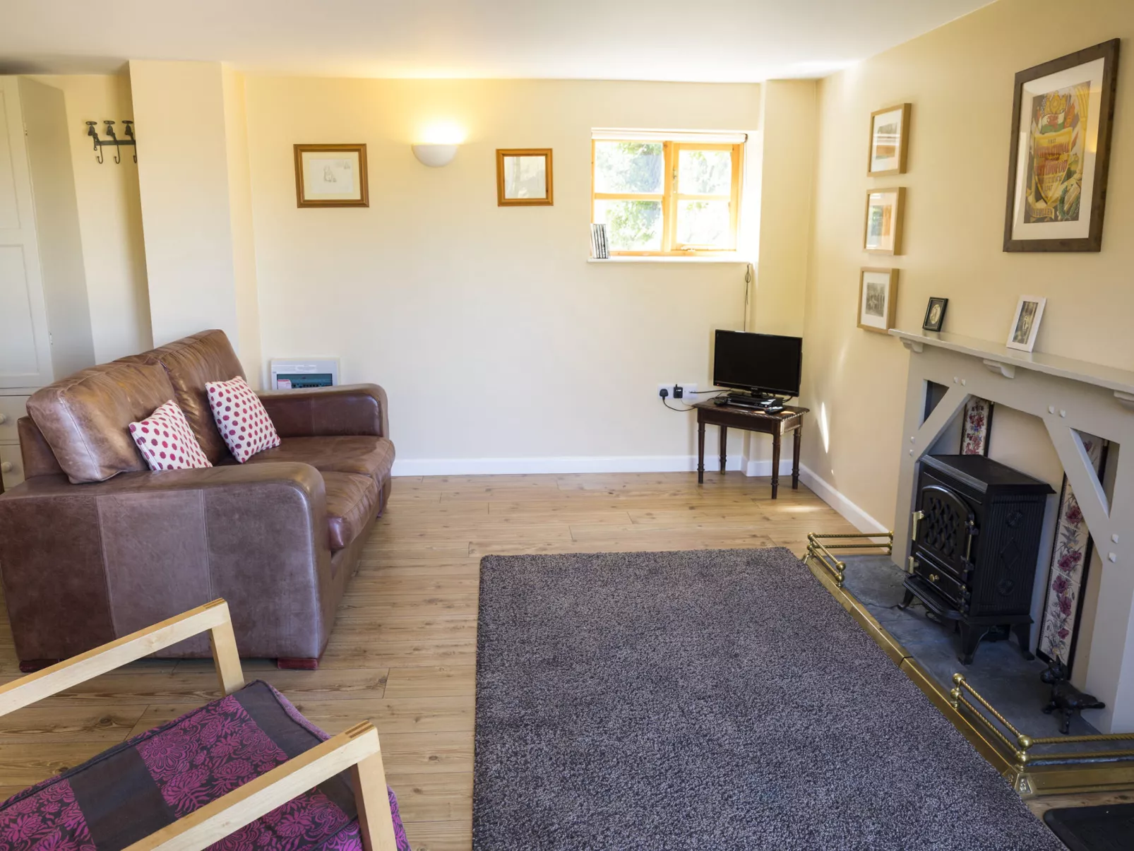 Woodpecker Cottage-Binnen