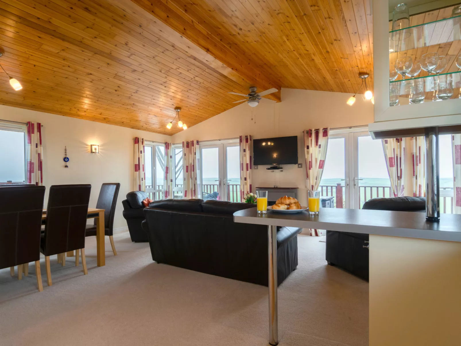 Whitsand Bay Lodge-Binnen