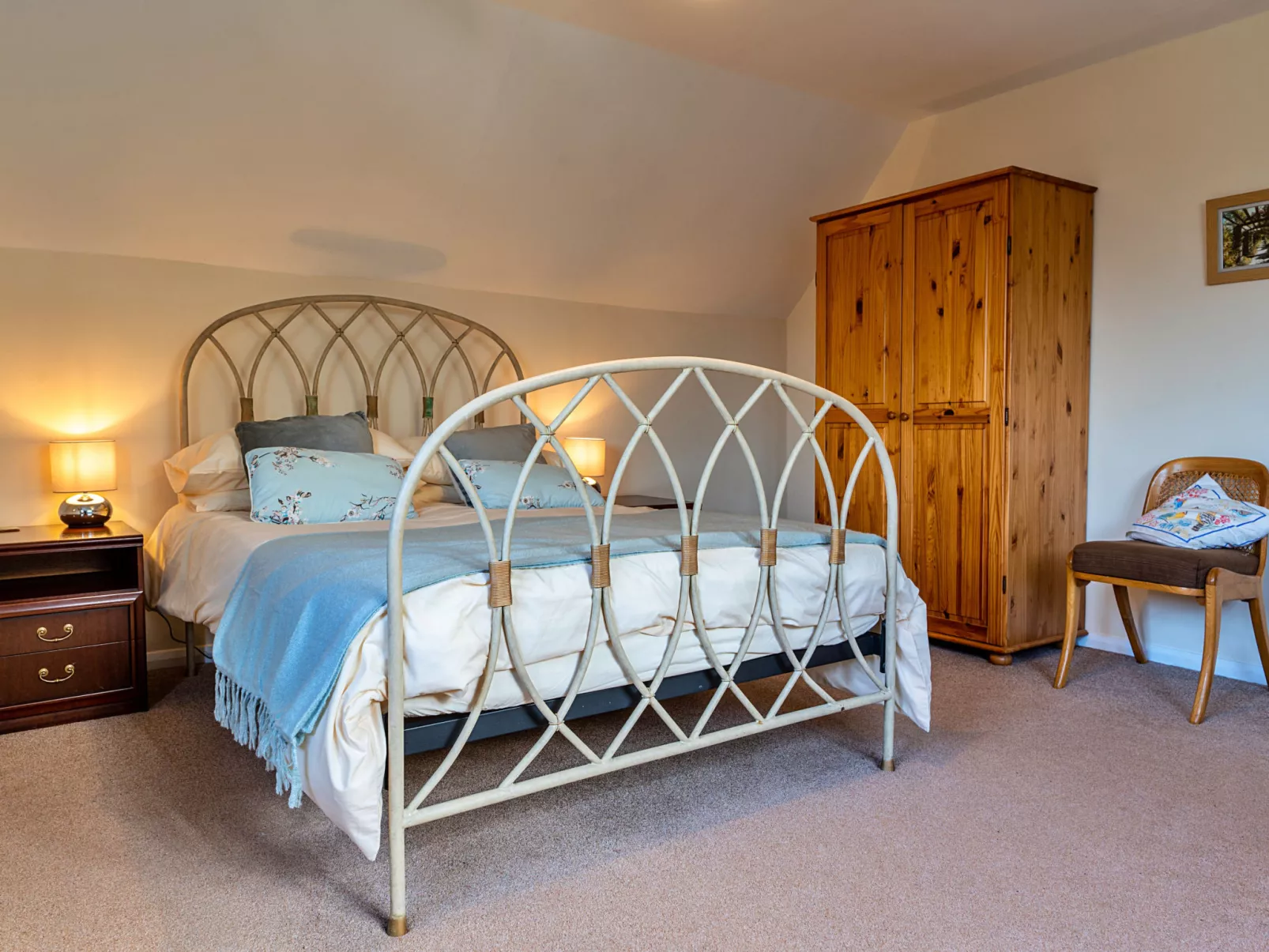 Glebe Cottage-Binnen