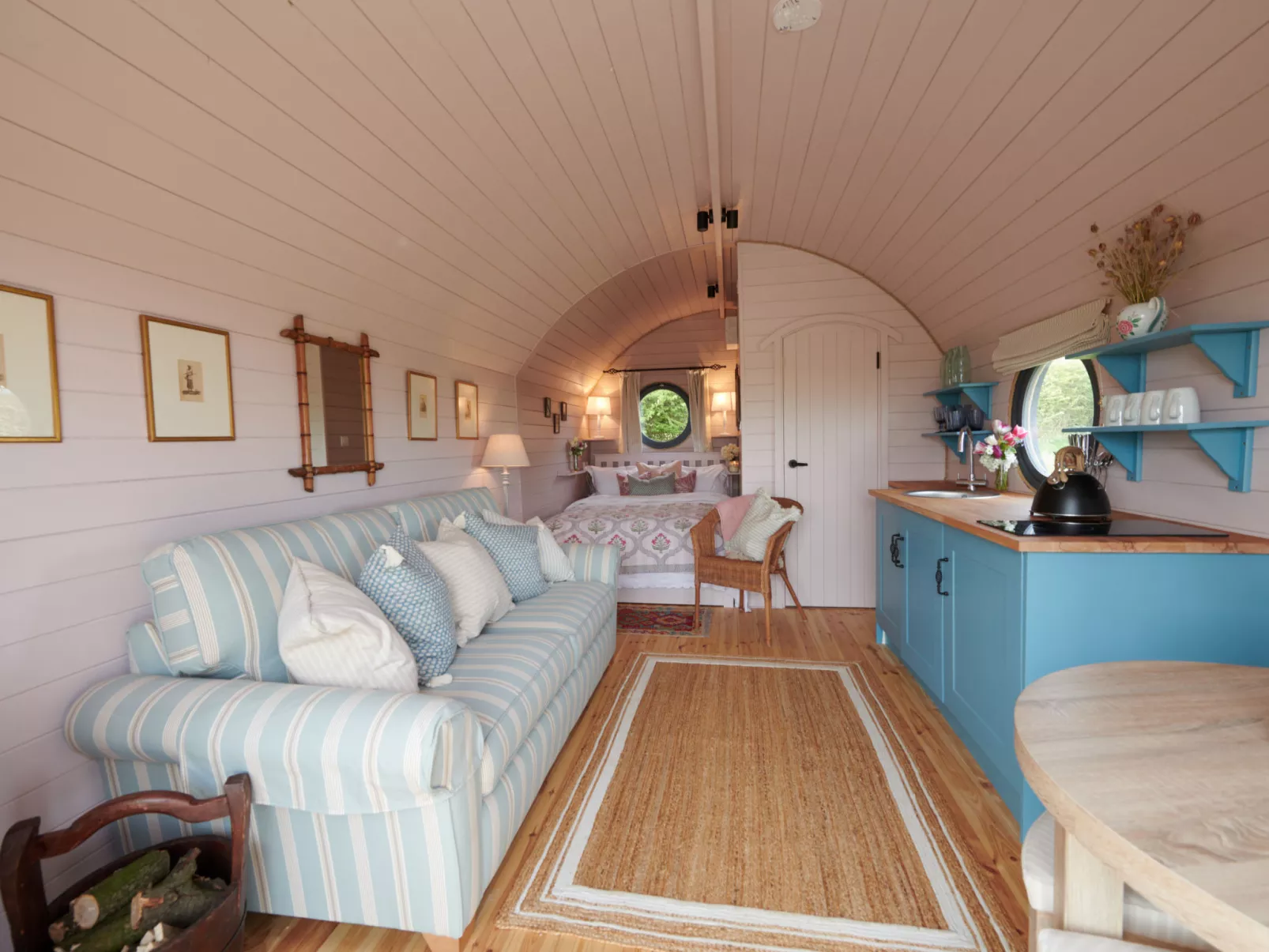 The Cornflower-Binnen