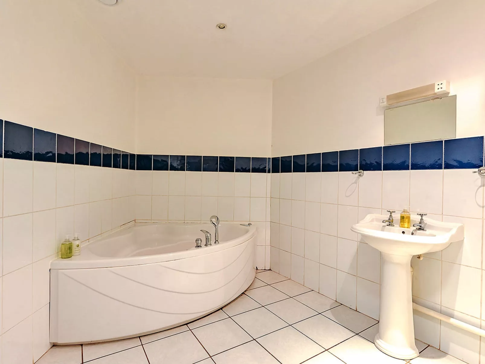 Netley Hall - Honeysuckle-Binnen