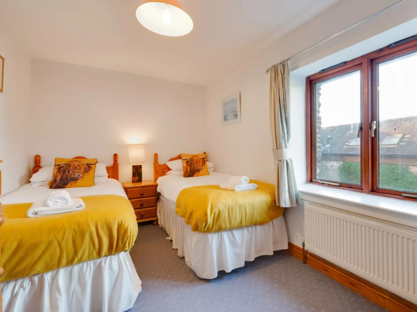 Cherry at Buckland Court-Binnen