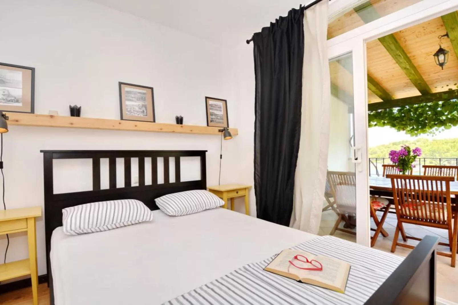 Two-Bedroom Apartment (Maslina)-Slaapkamer