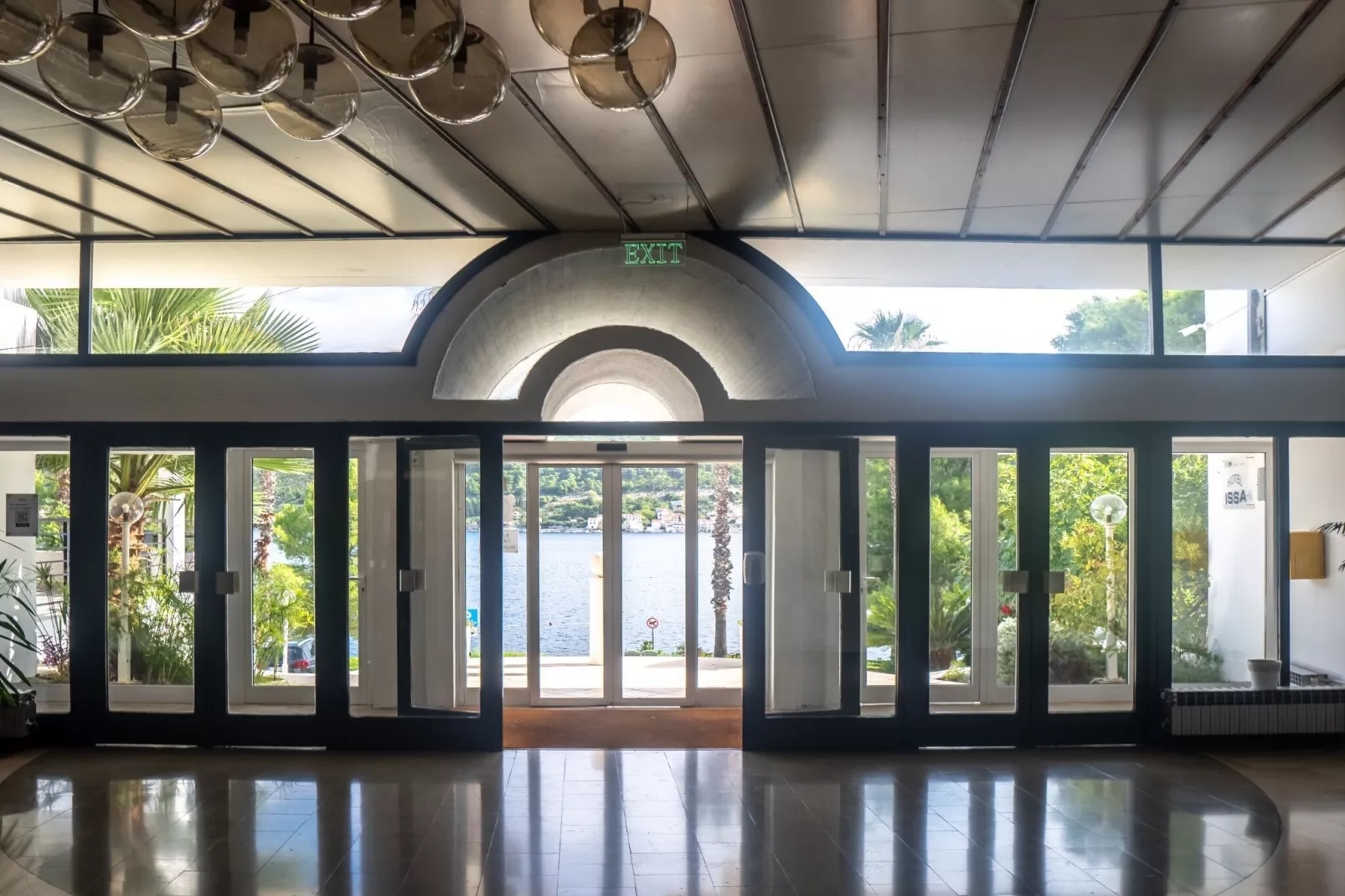 Hotel Issa - Quadruple Room Sea View-Binnen