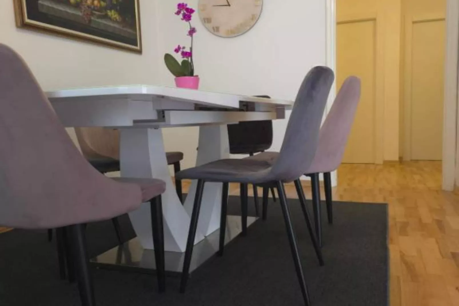 Peaceful Apartments With Style - Classsic Two Bedroom Apartment-Buitenlucht