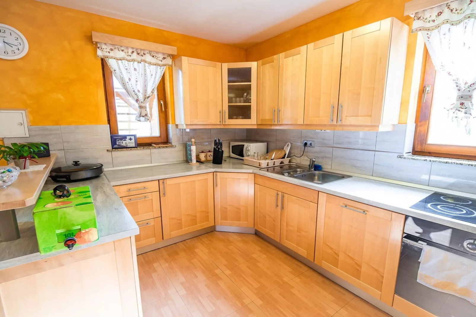 Golden Horizon Holiday Home with Terrace and Garden - One Bedroom Holiday Home with Terrace and Garden-Keuken