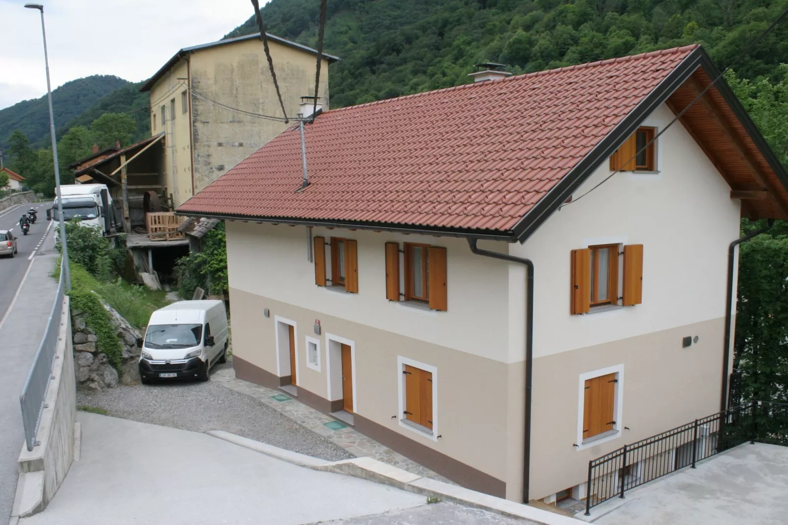 Riverside Rustic Ridge Apartments with Balcony - Two Bedroom Apartment with Balcony-Buitenlucht