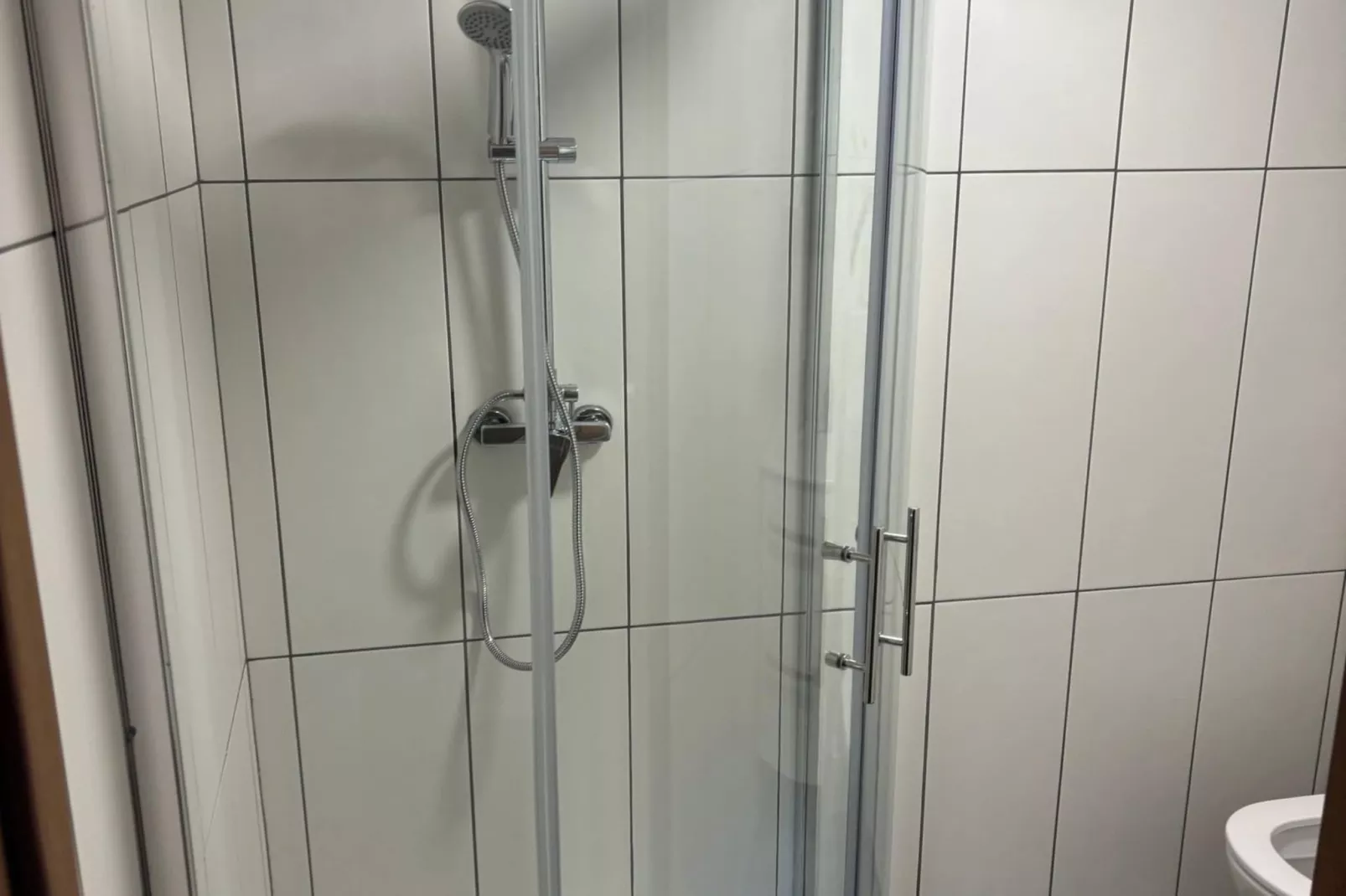 Meadow Tranquil Apartments with Evergreen Garden - Studio Apartment-Badkamer