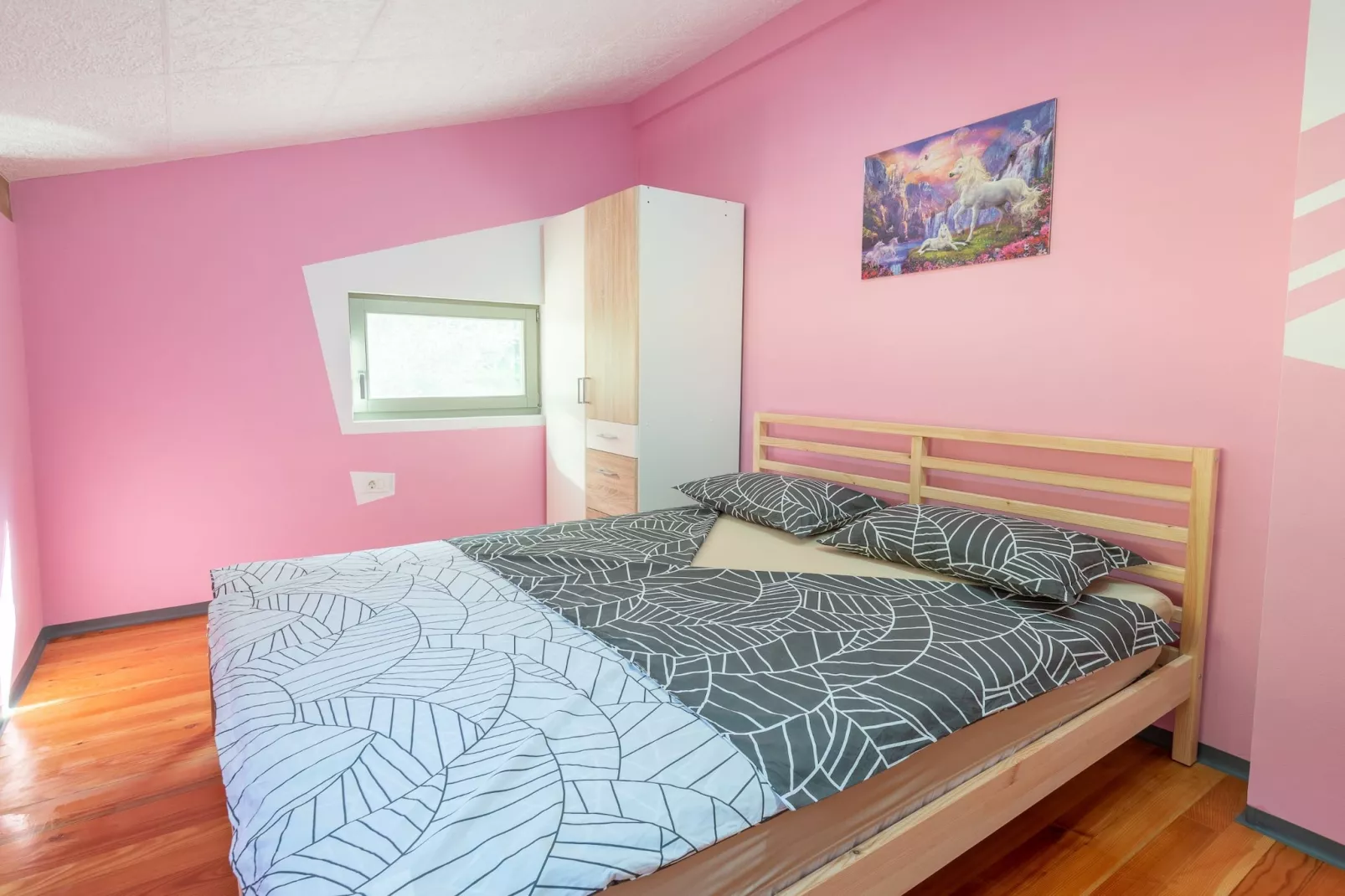 Family-Friendly Serene Retreat Holiday Home - Four Bedroom Holiday Home  with Terrace-Slaapkamer