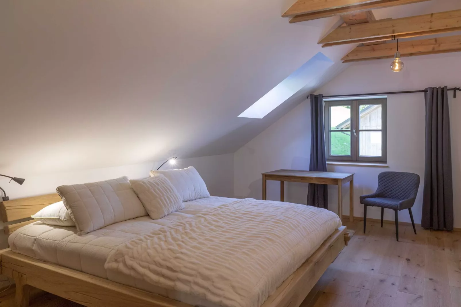 Mountain View Villa with Sauna and Hot-Tub - Three Bedroom Villa with Sauna and Hot-Tub-Slaapkamer