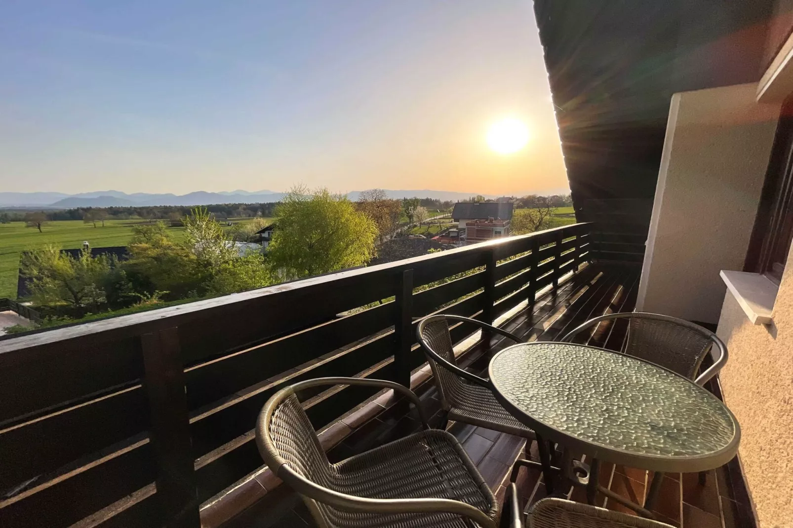 Vibrant and Charming Apartment with Balcony and Mountain View - Two Bedroom Apartment with Balcony and Mountain View-Terrasbalkon