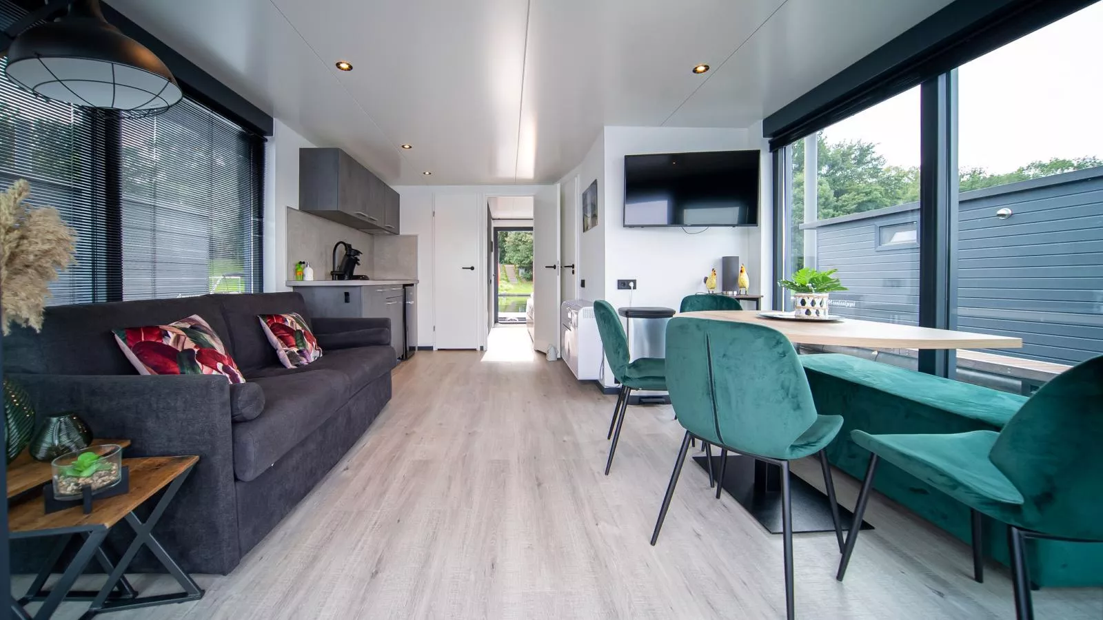 Floating in Limburg - hottub-Woonkamer