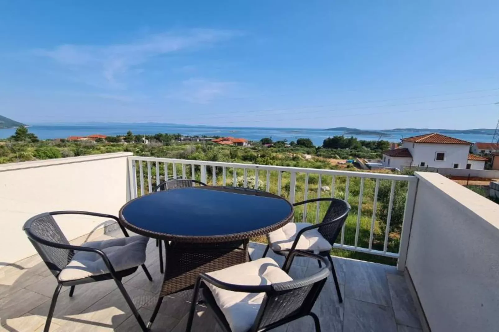 Apartment with Two Bathrooms-Terrasbalkon