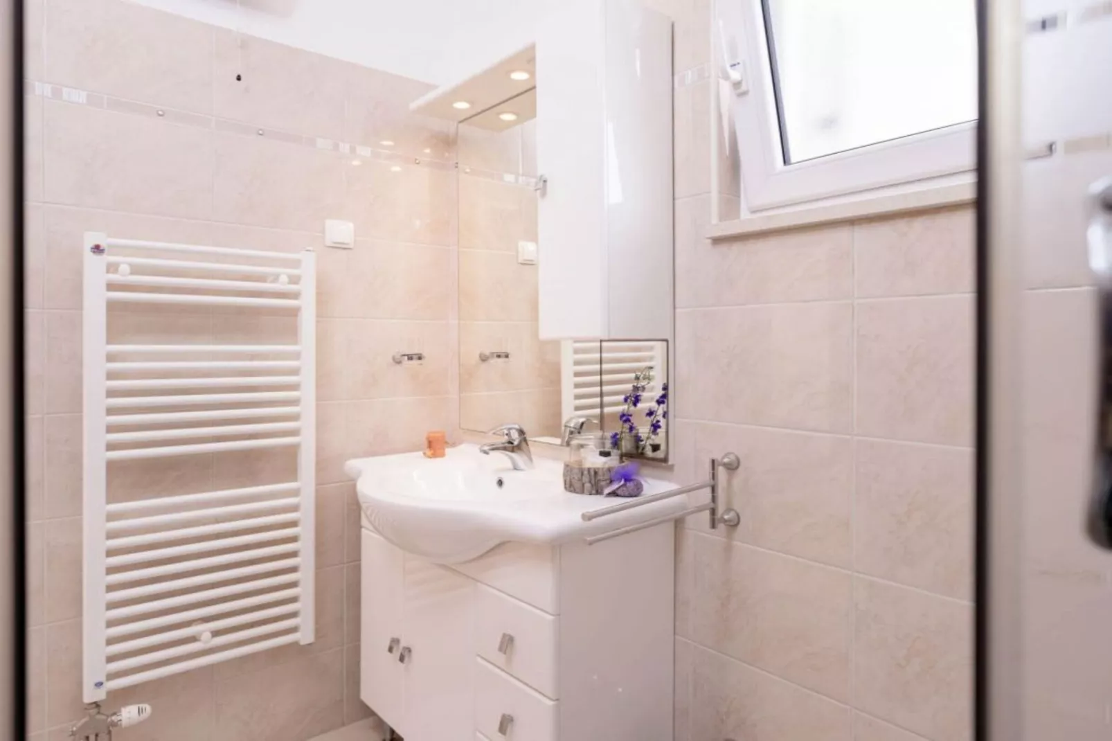 One Bedroom Luxury Apartment with Balcony and Sea View  1-Badkamer