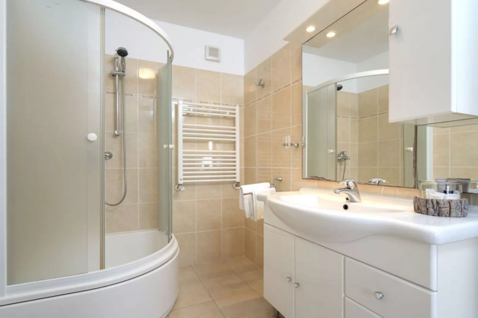 One Bedroom Apartment with Terrace and Sea View 4-Badkamer