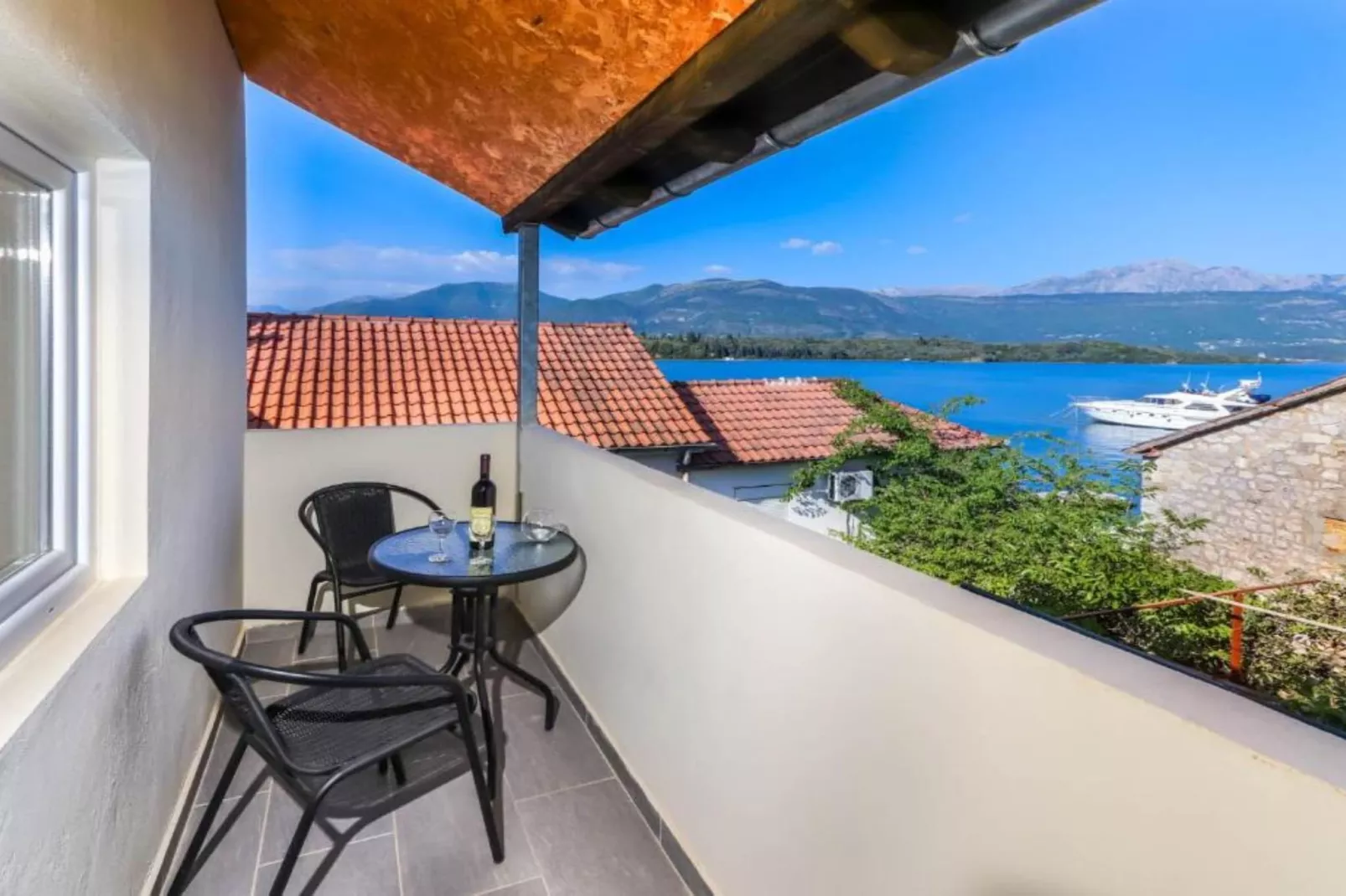 Beachfront Escape – Steps from the Crystal-Clear Sea - One Bedroom Apartment 1-Terrasbalkon