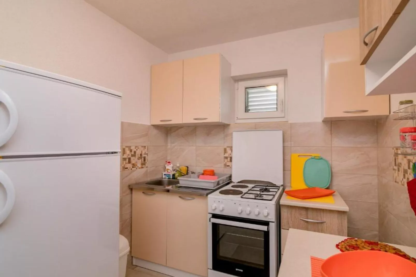 Tranquil Retreat with Private Pool in Lustica Bay - One Bedroom Apartment with Balcony and Sea View 2-Keuken