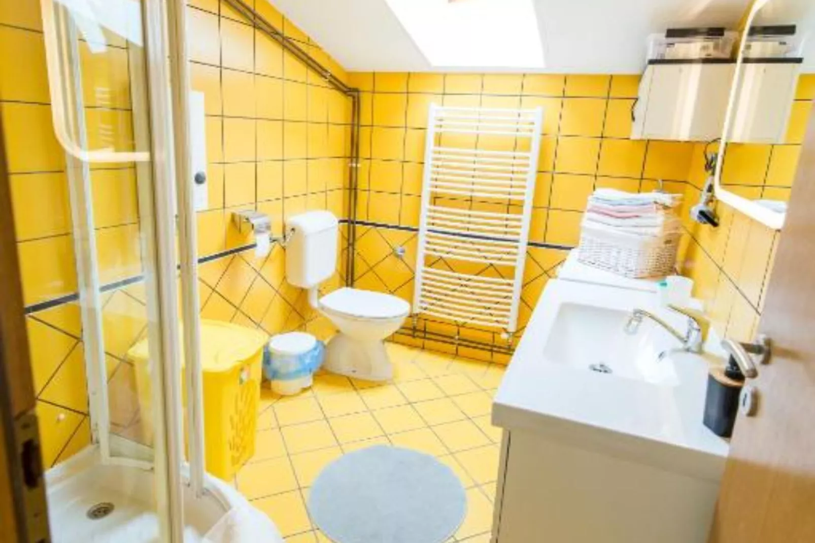 Two-Bedroom Apartment With Lake View-Badkamer